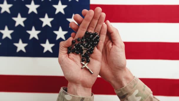 Militär Håller Radband Med Amerikansk Flagga Bakgrunden — Stockvideo