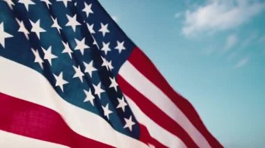 Mavi gökyüzünde Amerikan Bayrağı.