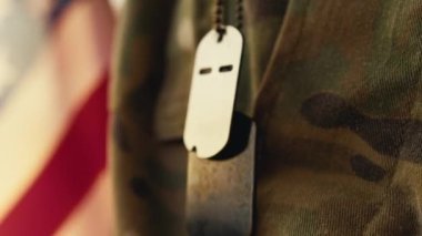 Asker Gün Batımında Tabaklara Dokunur.