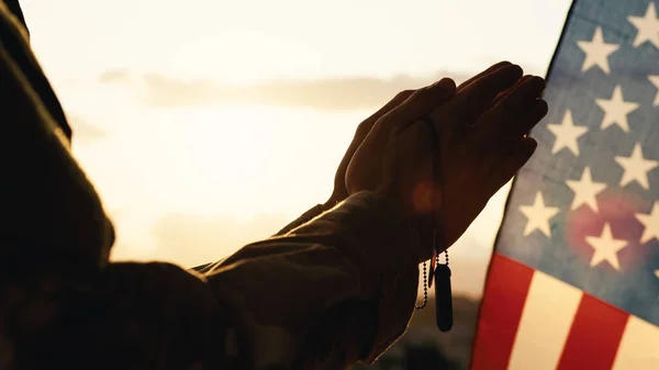 Soldat Américain Prie Coucher Soleil — Photo