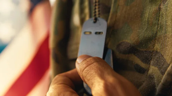 Αμερικανός Στρατιώτης Αγγίζει Στρατιωτικές Ετικέτες — Φωτογραφία Αρχείου