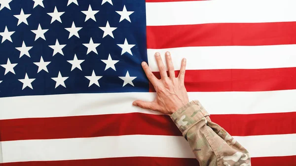 Солдатська Рука Американському Прапорі — стокове фото