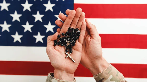 Militar Mantém Rosário Com Bandeira Americana Segundo Plano — Fotografia de Stock
