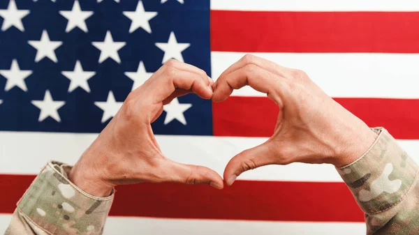 Soldat Fait Symbole Coeur Avec Les Mains — Photo