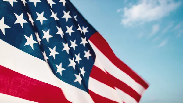 Υφαντική Αμερικανική Σημαία Στον Γαλάζιο Ουρανό — Φωτογραφία Αρχείου