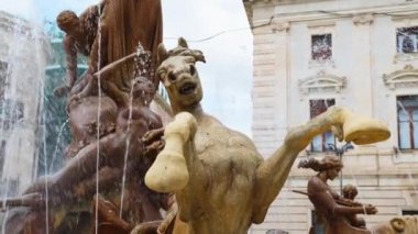 Siracusa, Sicilya 'daki antik barok çeşmesi..