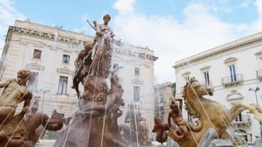 Siracusa, Sicilya 'daki antik barok çeşmesi..