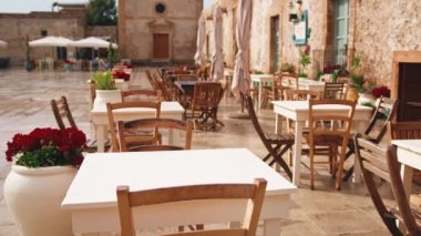 Tipik bir İtalyan köyünde açık hava restoranı. Sicilya Marzaemi.