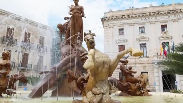 西西里锡拉库扎古老的巴洛克喷泉 — 图库视频影像