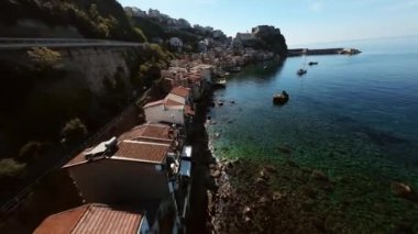 Scilla 'nın havadan görünüşü Calabria kıyı kenti 