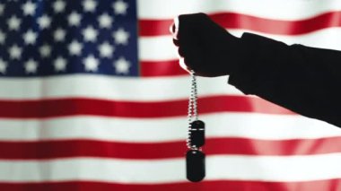 İsim plakalı Amerikan askerinin silueti..