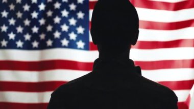 Arka planda Usa Bayrağı olan asker