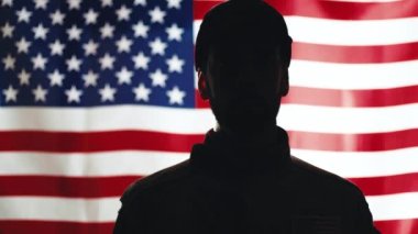 Arka planda Usa Bayrağı olan asker