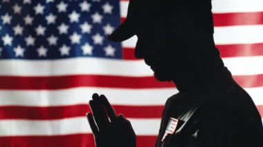Arka planda Usa Bayrağı olan asker