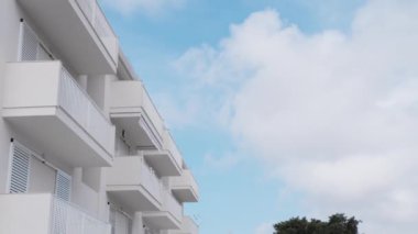 Balkonlu beyaz saray yapısı.