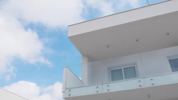 Balkon Van Het Huis Met Glazen Reling — Stockvideo