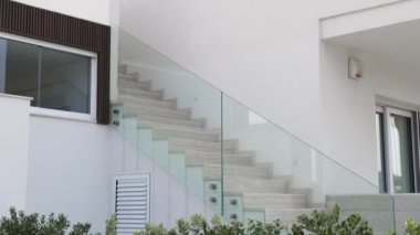 modern merdiven, cam parmaklıklı..