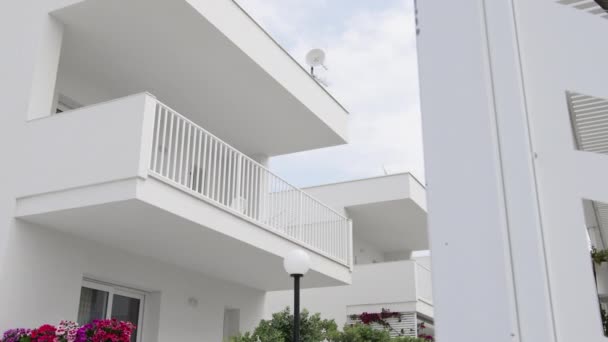 Casa Blanca Con Balcón Multifamiliar — Vídeo de stock