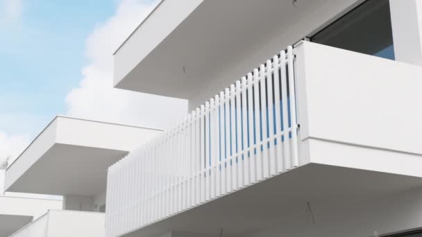 Detail Van Het Balkon Met Witte Leuning — Stockvideo