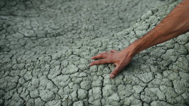 El Kuru Topraktaki Çatlaklar 'da