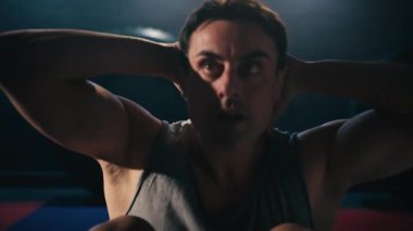 Bisiklet Çıtırdatma Yapan Profesyonel Erkek Vücut Geliştiricisinin Ön Görünümü 