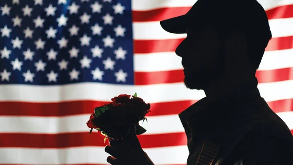 アメリカ兵のシルエットが花を咲かせる — ストック写真