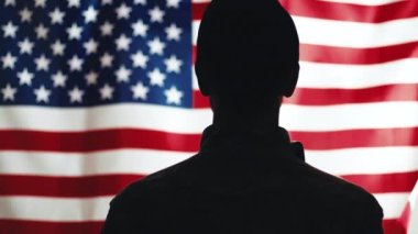 Arka planda Usa Bayrağı olan asker