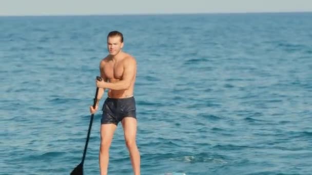 Lange Kans Van Een Man Paddle Sup Board Oceaan — Stockvideo