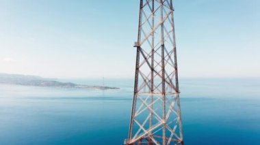 Yüksek voltajlı elektrik kulesinin hava görüntüsü 