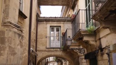 Modica şehrinde eski bir sokak.