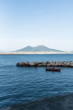 Arkasında Vesuvius olan Napoli Denizi.