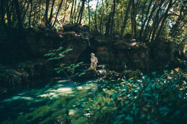 Gizli bahçede akarsu.