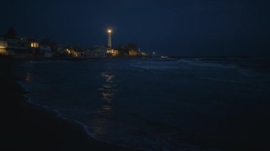 Gece kıyı şeridinde deniz feneri kulesi 