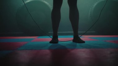 İp atlayan erkek boksör bacakları..