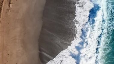 Okyanus dalgalarının çarpışının havadan görüntüsü 