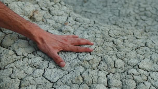 乾いた地面に亀裂の手 — ストック動画