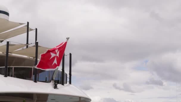 Bandera Con Cruz Maltesa Ondeando Yate — Vídeo de stock