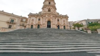 Barok tarzında antik katedral.