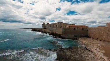 Ortigia Adası 'nın ortaçağ şatosu. Sicilya İtalya 