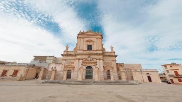 Igreja Barroca Siciliana Antiga Sob Céu Deslumbrante — Vídeo de Stock