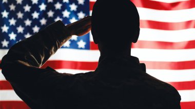 Arka planda Usa Bayrağı olan asker