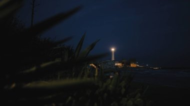 Gece fener kulesi yanıp sönüyor..