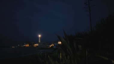 Gece fenerinin ışık huzmesi.