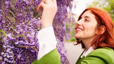 Mor Salkımın Altındaki Kadın Çiçekleri.