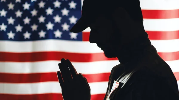 Voják Vlajkou Usa Pozadí — Stock fotografie