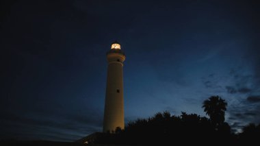 Deniz feneri kulesinden bir ışık huzmesi.