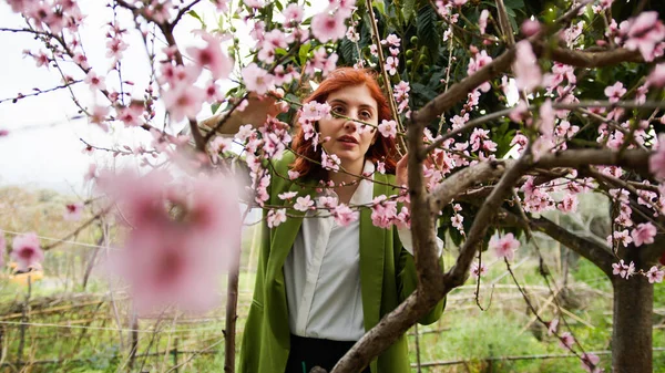 Kapalı kapılar ardında pembe çiçekler var.
