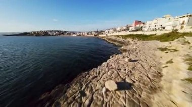 Deniz kıyısındaki köyün havadan görünüşü