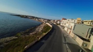 Deniz kıyısındaki köyün havadan görünüşü