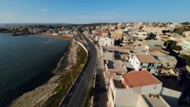 Deniz kıyısındaki köyün havadan görünüşü